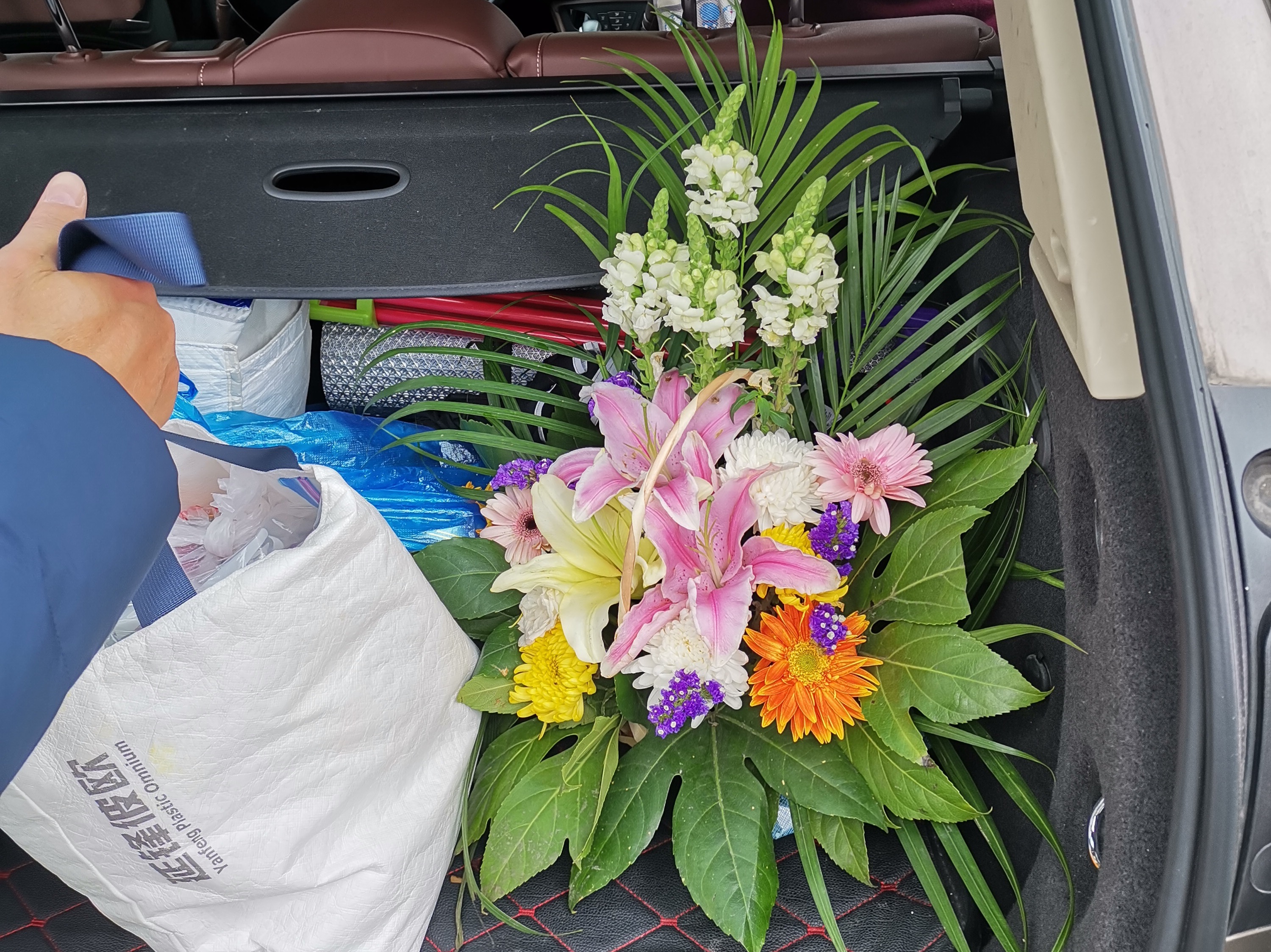 后备车厢里的花和祭扫物品